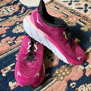 Womens Hoka Arahi 6 size 9B